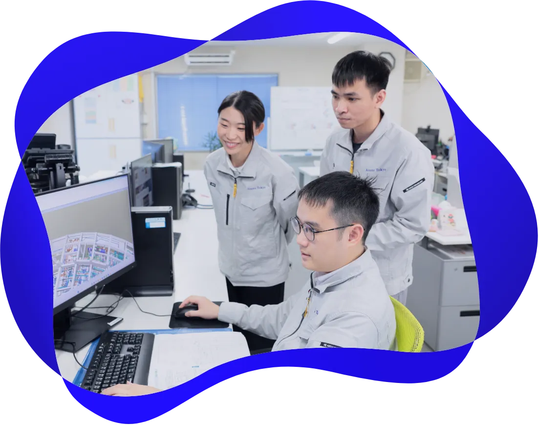 PCで作業する男性社員