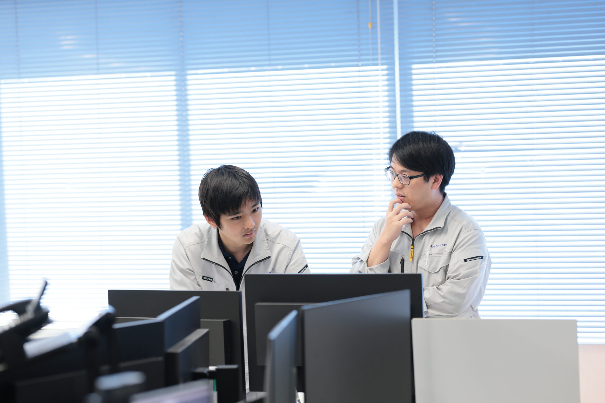 工事部と相談する様子