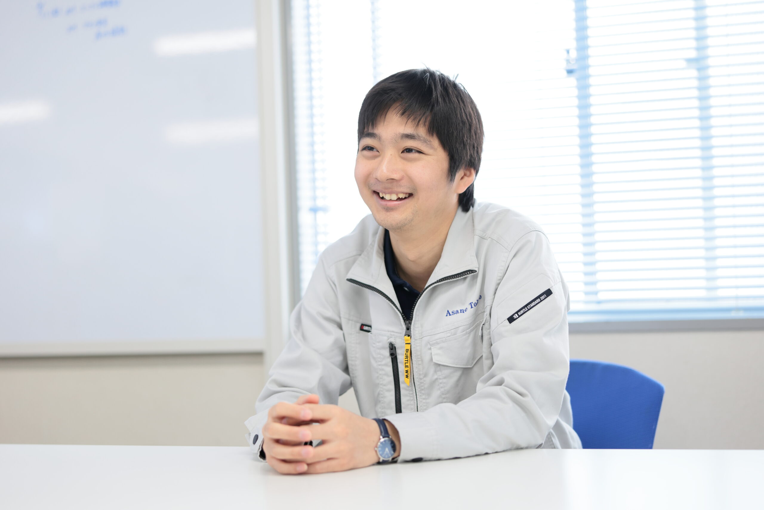 笑顔でインタビューを受ける相澤さん