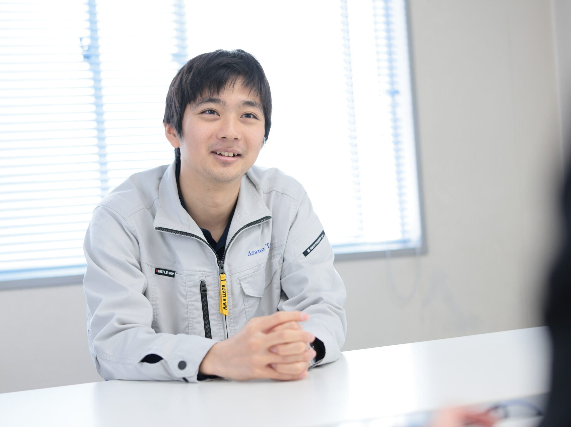 リラックスした様子でインタビューに答える相澤さん