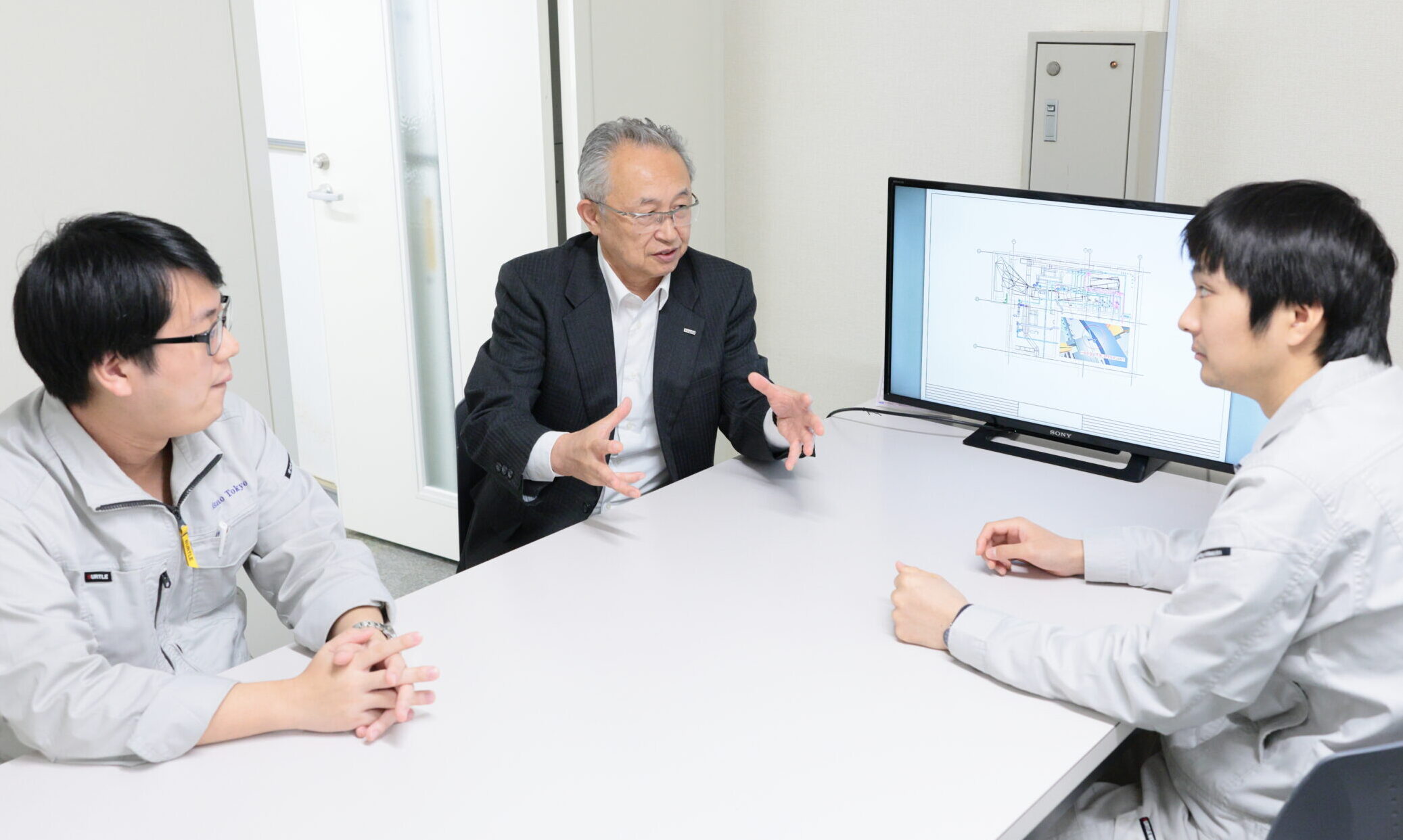 座談会で皆で話す様子