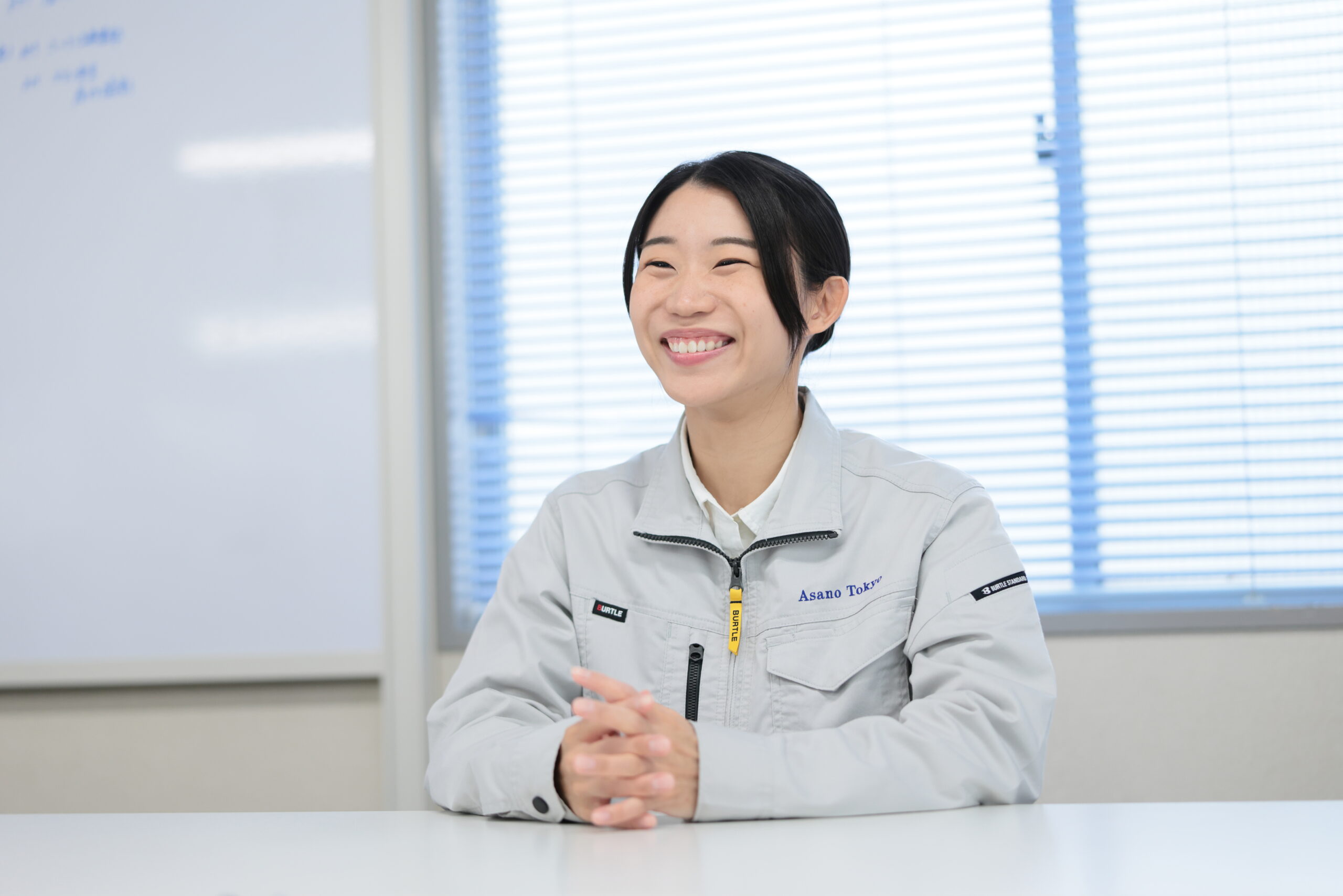 笑顔でインタビューを受ける澤田さん