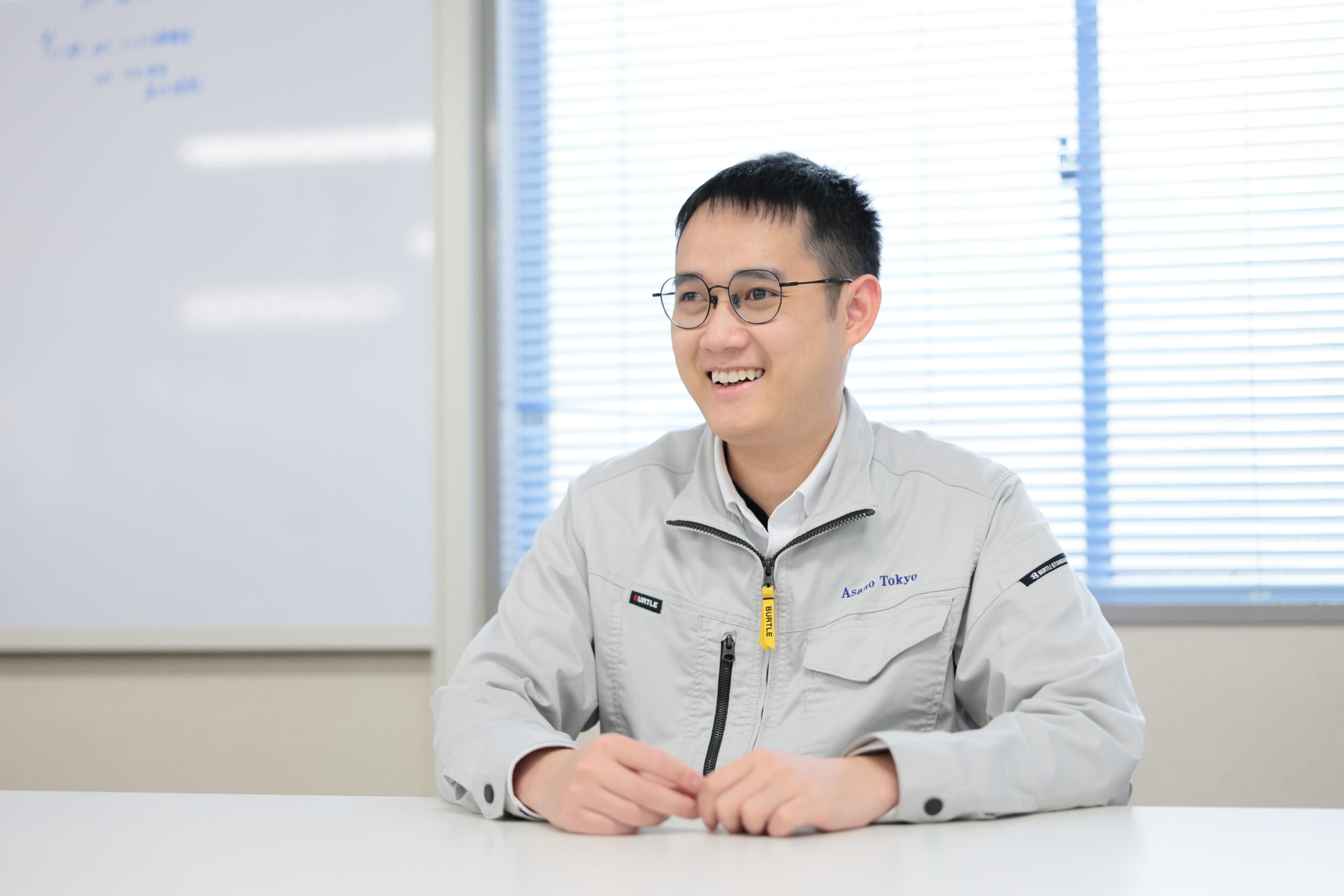 笑顔でインタビューを受けるビンさん