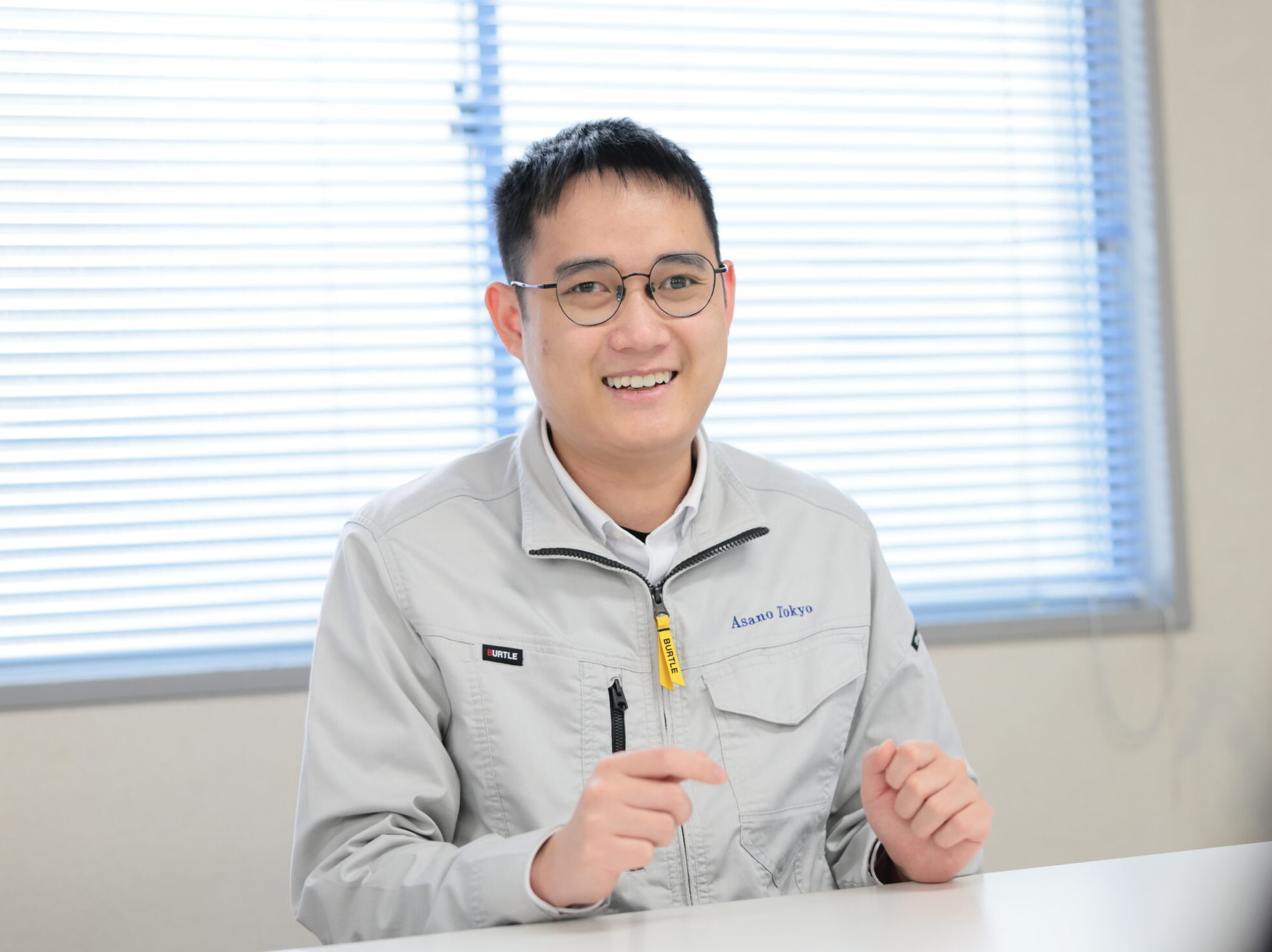 笑顔でインタビューするビンさん
