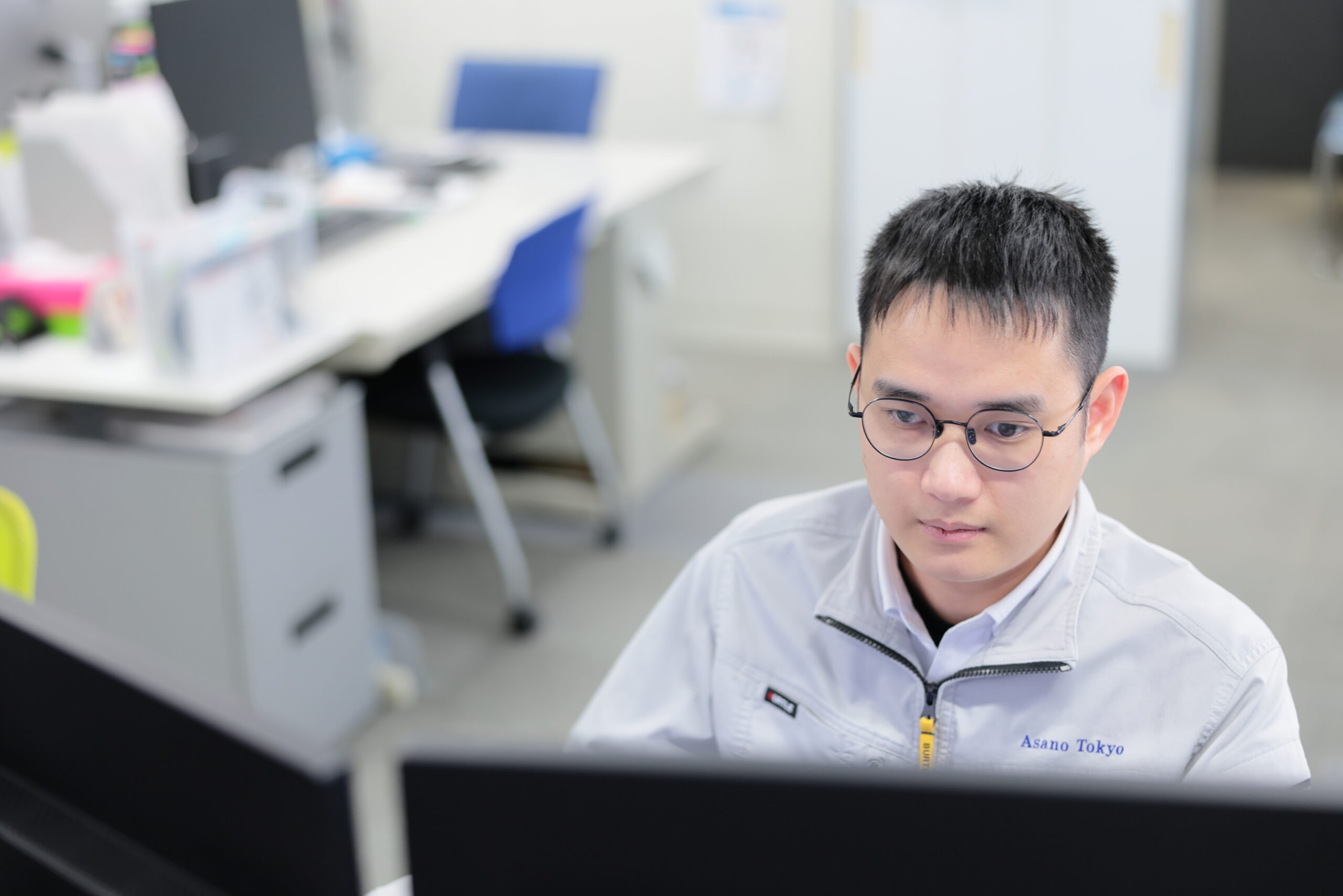 真剣に仕事をするビンさん。社内では真面目で有名。