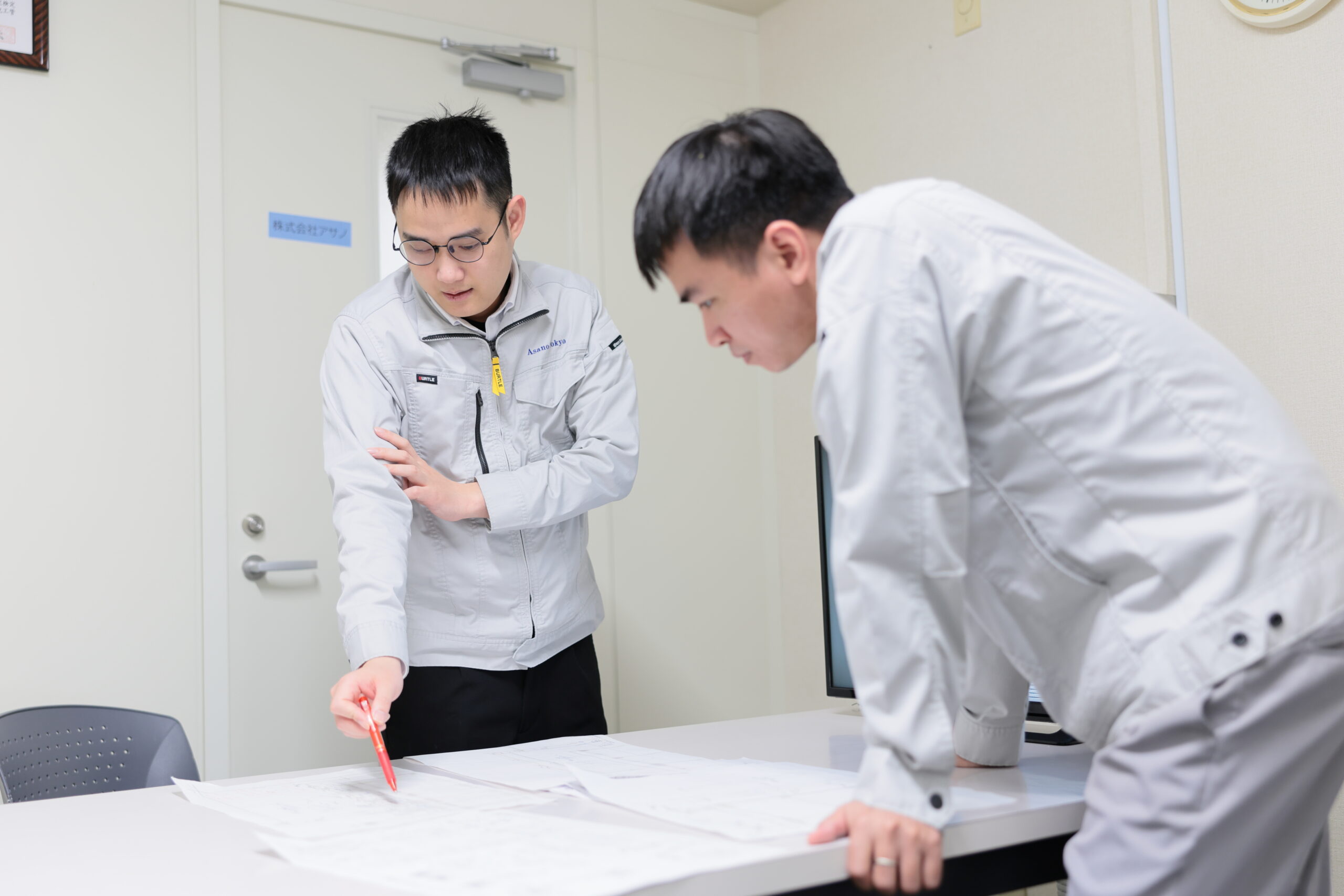 図面を見ながら真剣に話す様子