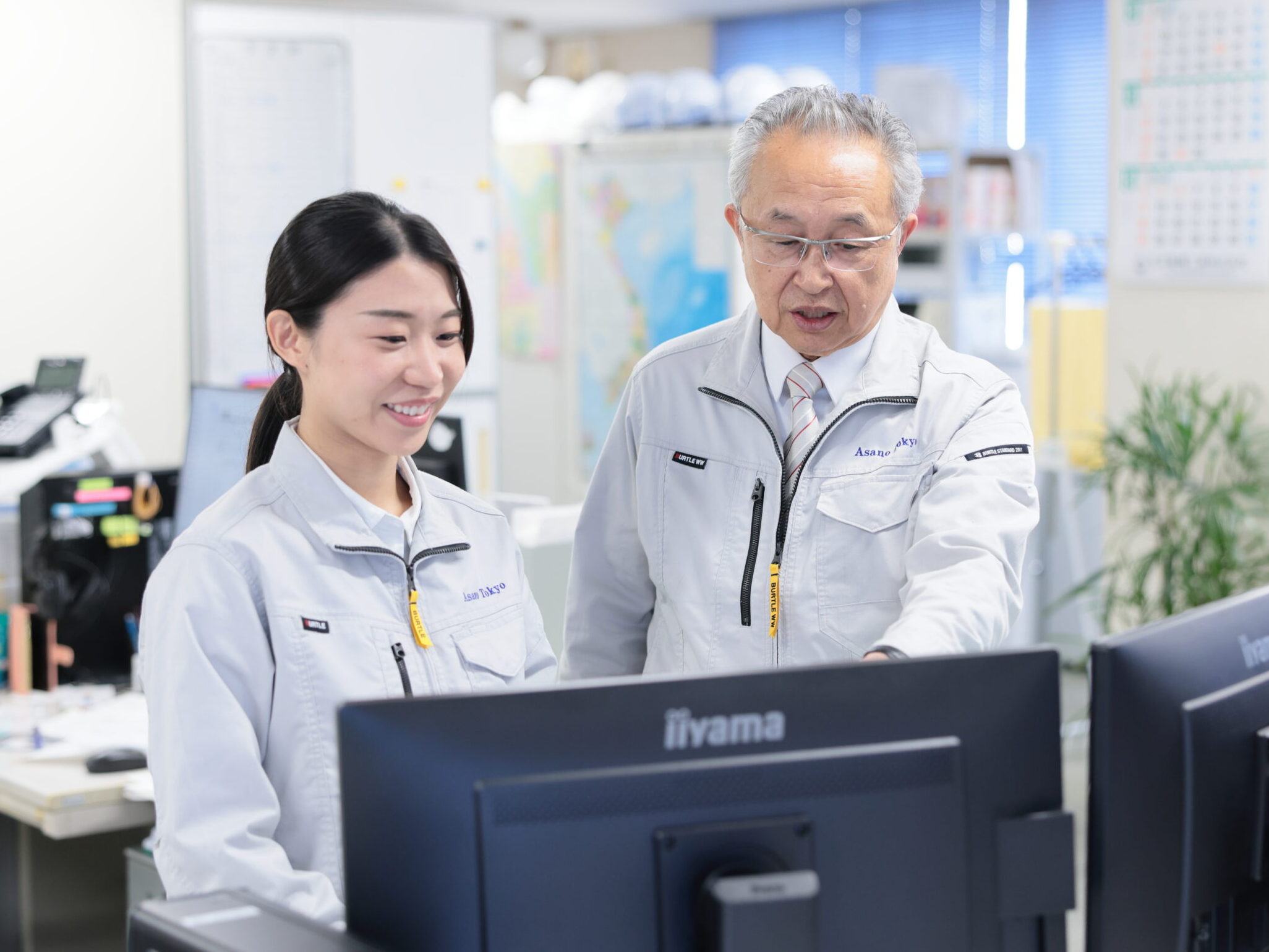 澤田さん(左)と藤田社長(右)が話す様子