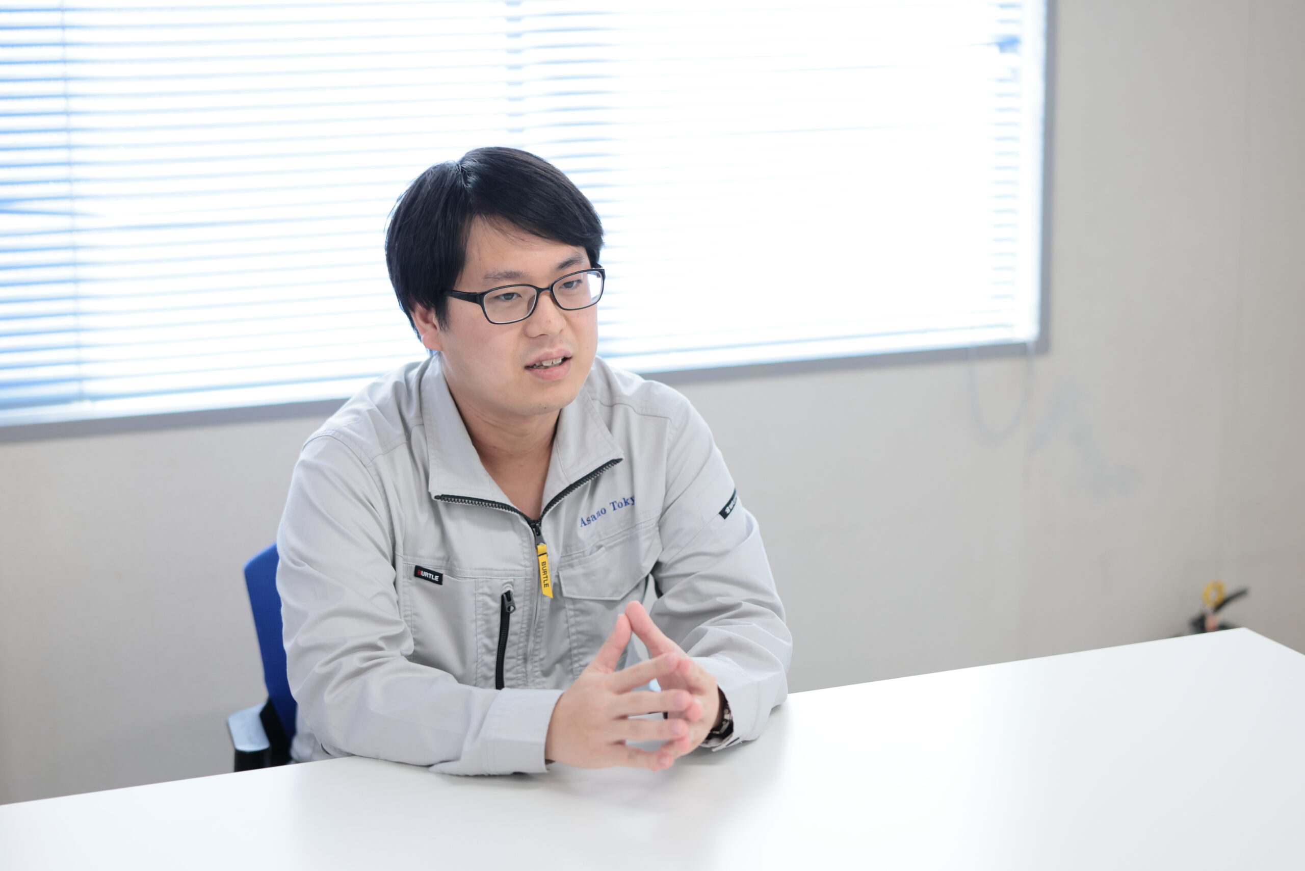 真剣に話す古村さん