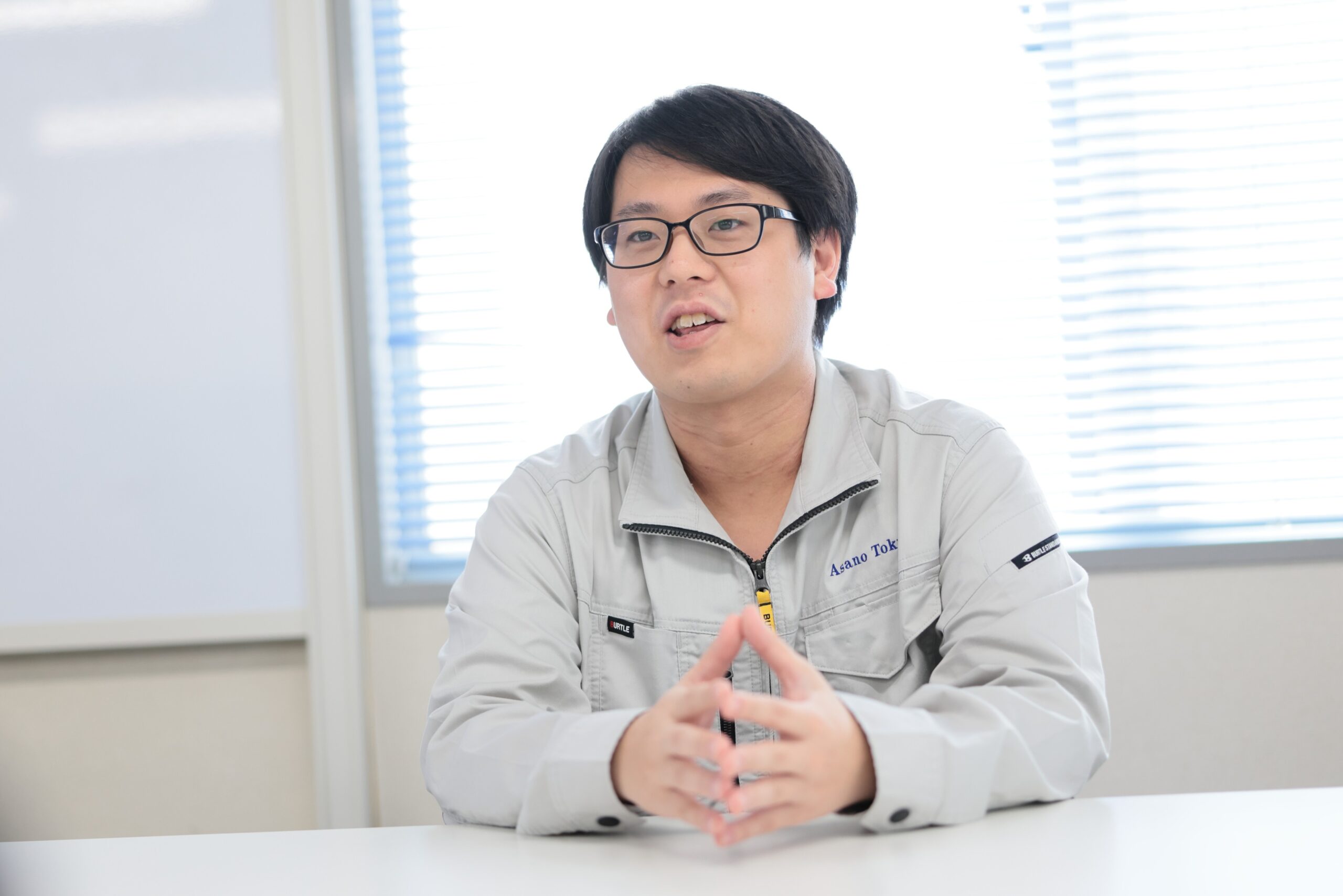 前のめりでお話する古村さん
