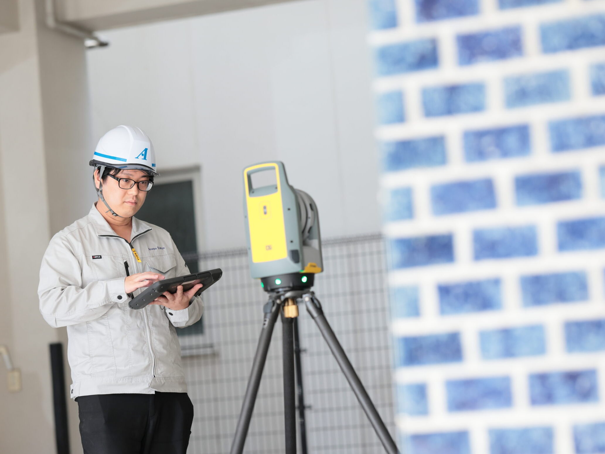 点群測定の専用撮影機でスキャニングする様子