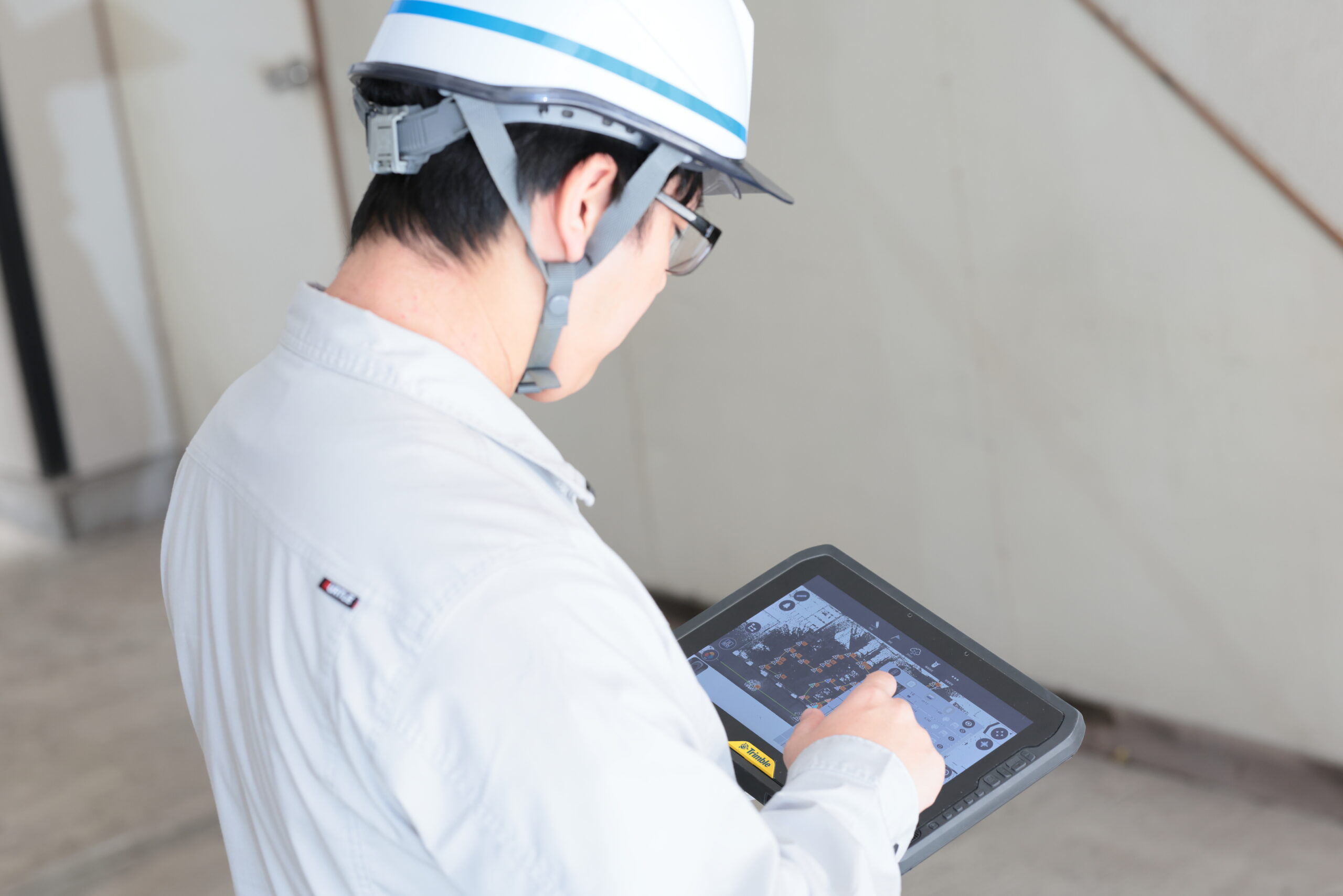 点群測定専用カメラでスキャニングしたデータは、タブレットに転送され、即座に確認する様子